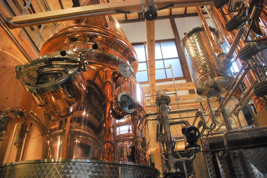 ウイスキー製造が始まった蒸留器＝１４日午後、三島市大社町