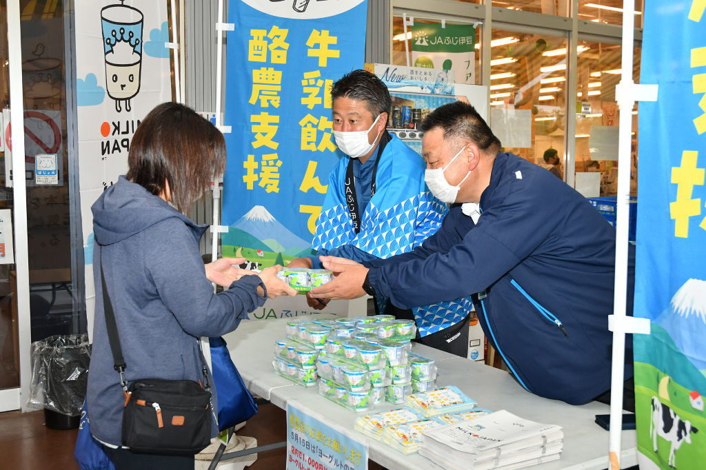 買い物客にヨーグルトを手渡すＪＡ職員（右側）＝富士宮市のう宮～な