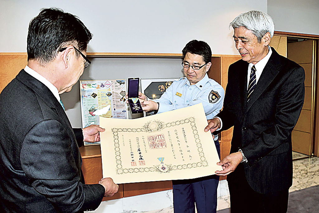 小野市長（左）に受章を報告する青木さん（右）＝伊東市役所