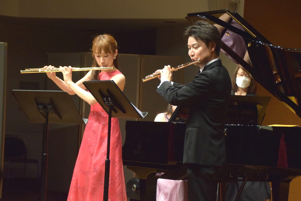美しい旋律で聴衆を魅了する朝倉さん（左）ら＝浜松市中区のアクトシティ浜松音楽工房ホール