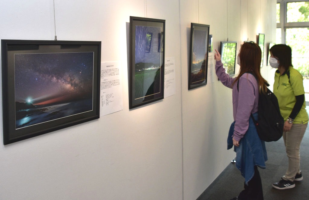 星空や惑星を捉えた力作が並ぶ写真展＝浜松市北区細江町のみをつくし文化センター