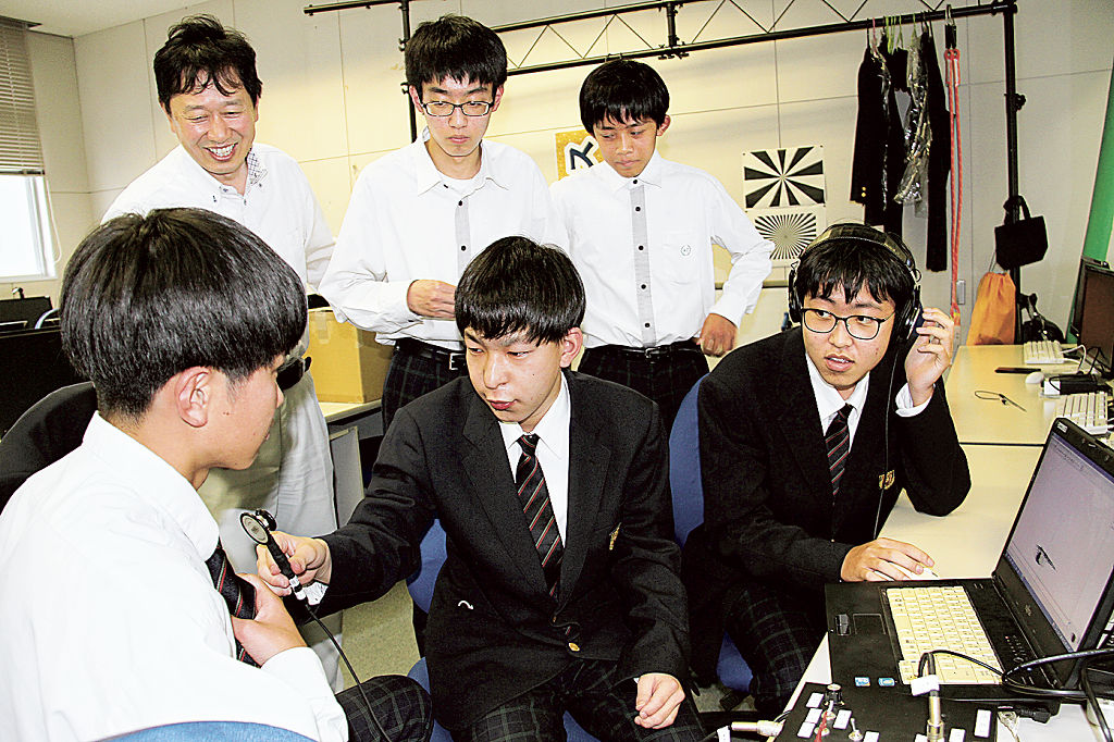 デジタル聴診器を開発した生徒ら＝島田市の島田工業高
