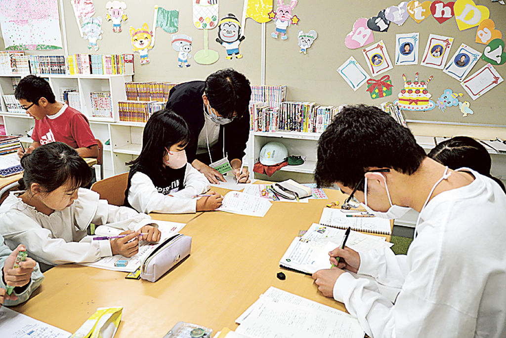 勉強に励む小学生ら＝浜松市中区の富塚協働センター