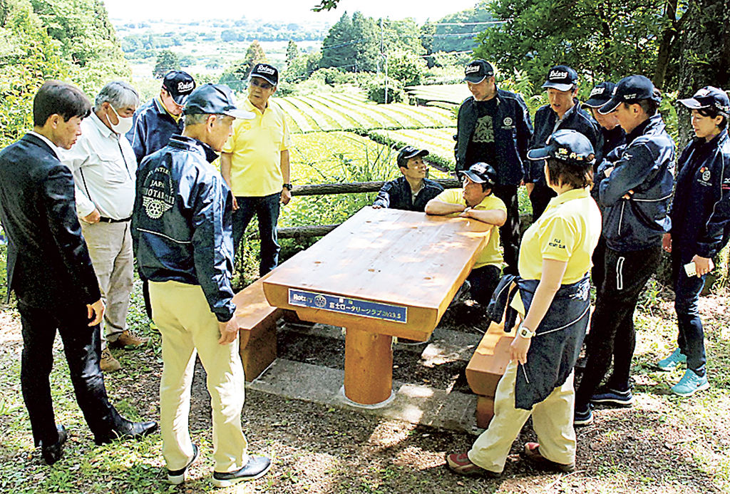 富士ＲＣが寄贈したベンチとテーブルのセット＝富士市の岩本山ハイキングコース
