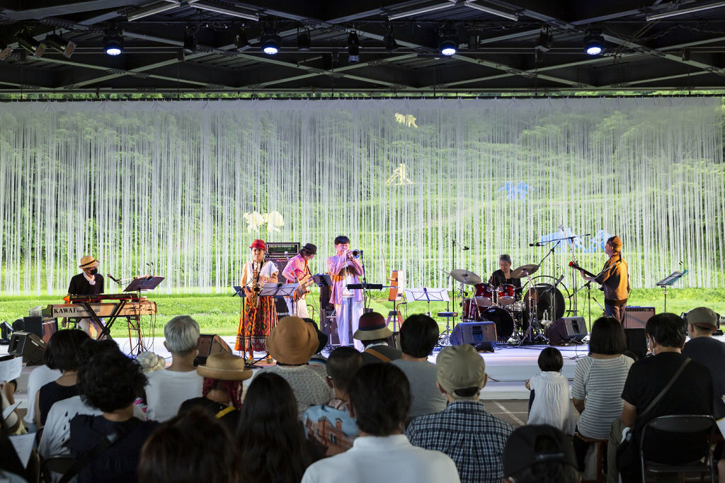 「大地の芸術祭」で、「『カバコフの夢』を歌う」と題した演奏会を行う巻上さん（中央）＝２０２２年７月、新潟県十日町市（Ｐｈｏｔｏ　Ｎａｋａｍｕｒａ　Ｏｓａｍｕ）