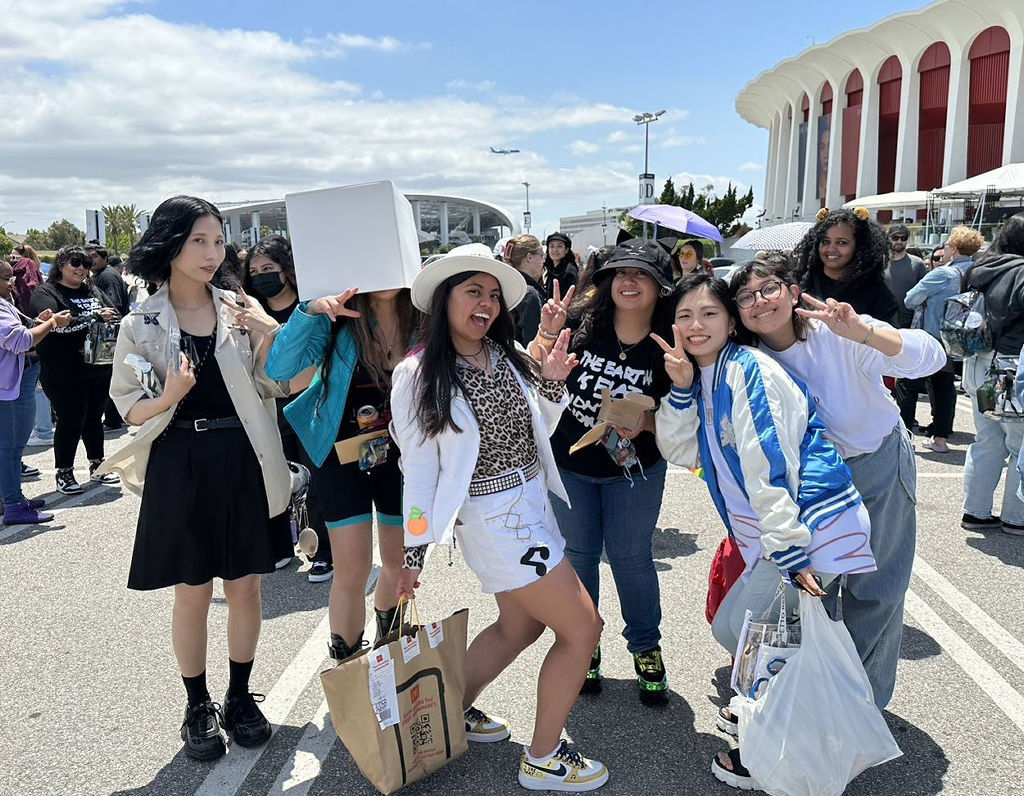 コンサート会場前で現地ファンと盛り上がる堀内さん（手前右側）。韓国の文化に習い、押しへの愛込めて作った「ソンムル」と呼ばれるプチギフトを贈り合うという＝１１日、アメリカ・ロサンゼルス