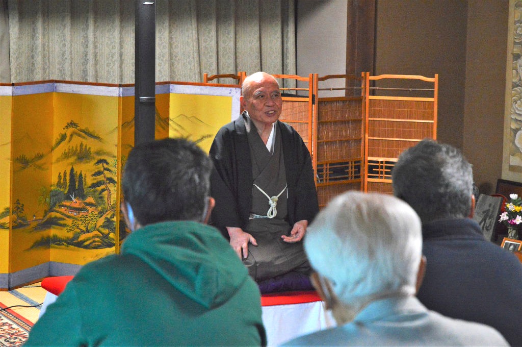 語りで来場者を楽しませる瀧川さん＝浜松市南区の龍泉寺