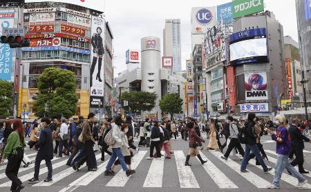 新型コロナウイルス感染症の法的位置付けが「５類」に移行した８日の東京・渋谷のスクランブル交差点