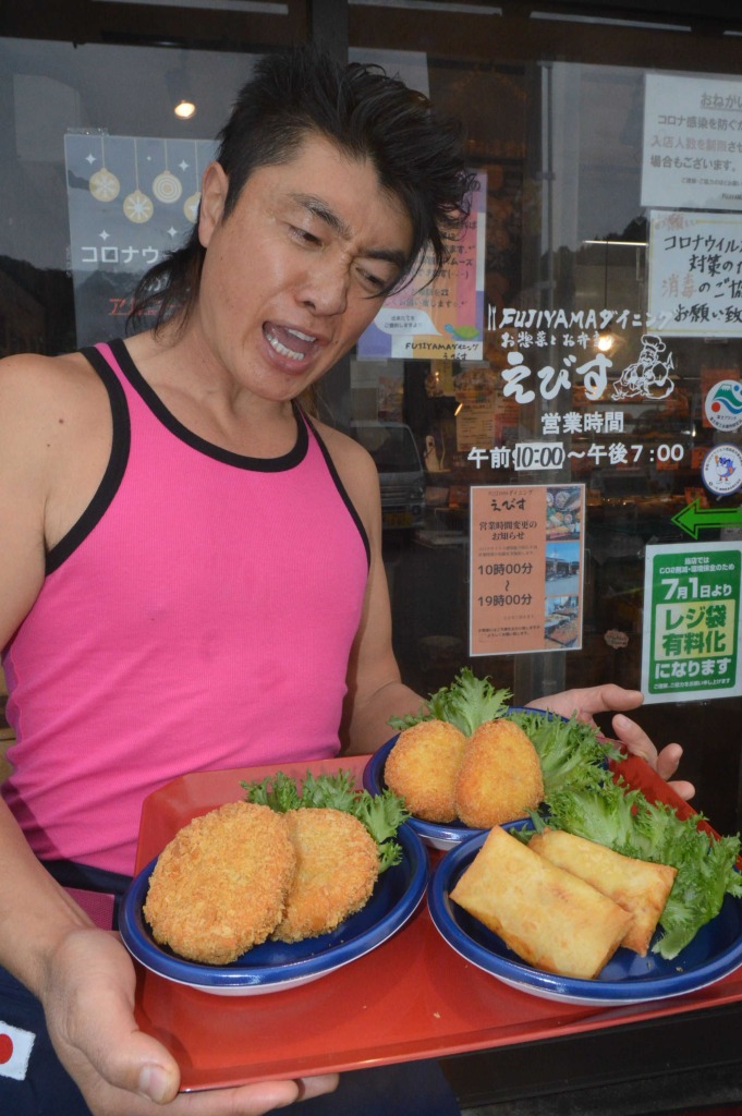 富士宮産タケノコをふんだんに使った総菜をPRするタケノコ王=富士市南松野のフジヤマダイニングえびす