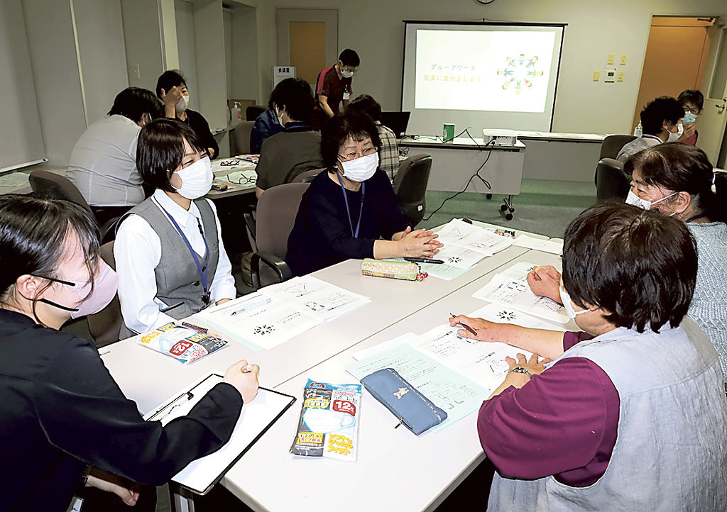 グループワークをする参加者＝浜松市天竜区佐久間町の佐久間歴史と民話の郷会館