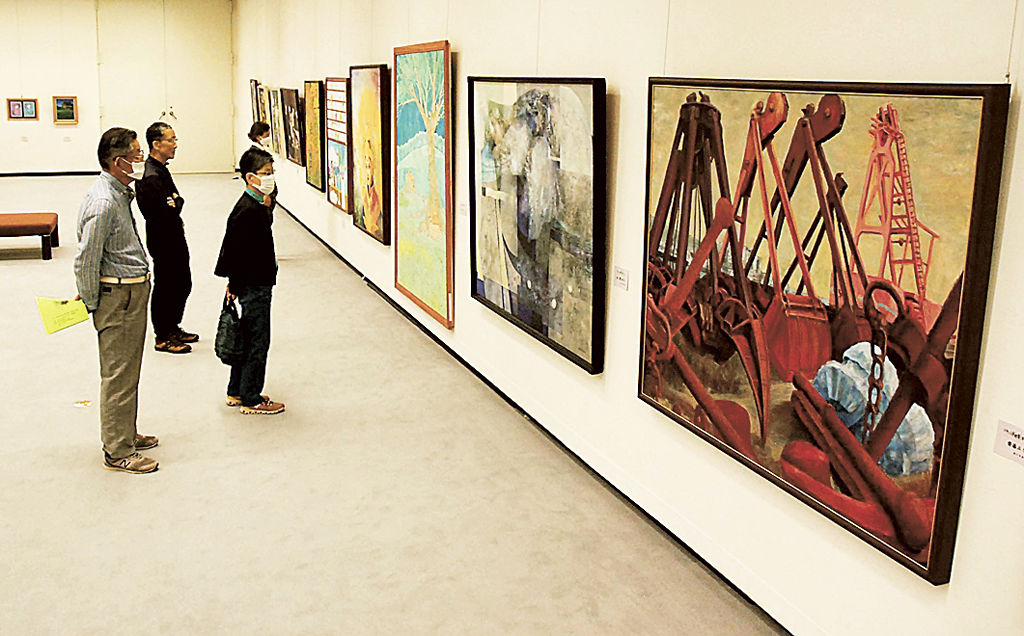 会員らの洋画や日本画が並ぶ美術協会展＝富士市のロゼシアター