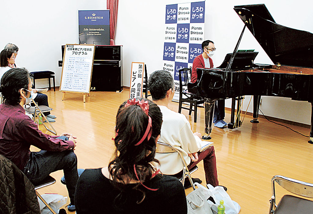 楽曲を披露する奏者＝浜松市中区の白羽楽器グランドピアノ館