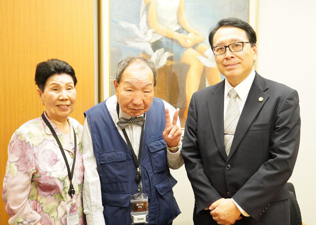 初めて対面した袴田巌さん（中央）と元裁判官の村山浩昭さん（右）。左はひで子さん＝１９日、都内（袴田さん支援クラブ提供）