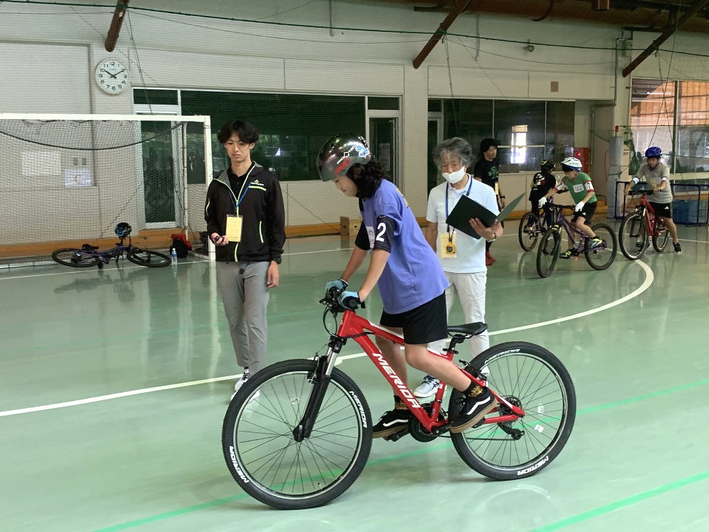 乗車時のバランス感覚を調べるため、自転車をゆっくり進める参加者＝伊豆市の日本サイクルスポーツセンター