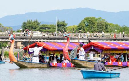 京都・嵐山で行われた、平安貴族の船遊びを再現した「三船祭」＝２１日午後