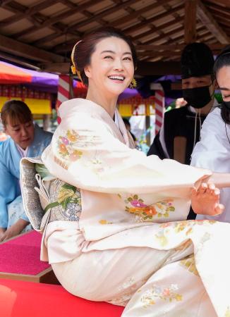 京都・嵐山で行われた、平安貴族の船遊びを再現した「三船祭」に参加し、笑顔を見せる観月ありささん＝２１日午後