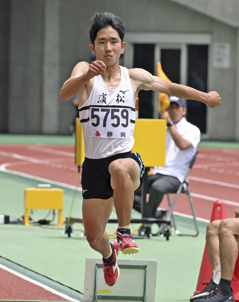 男子三段跳び決勝　１４メートル６４で優勝した山城海来（浜松北）＝エコパスタジアム