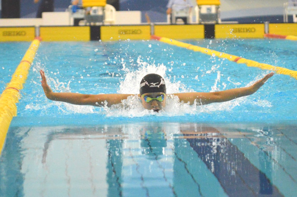 女子２００メートル個人メドレー　２分２３秒３７で頂点に立った鈴木杏（磐田カルチャ）＝浜松市総合水泳場