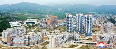 ２１日に竣工式が行われた平壌の新たな住宅街（朝鮮中央通信＝共同）