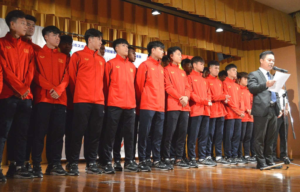 歓迎式典に出席したベトナムのサッカー男子Ｕ－１７代表チームの選手ら＝浜松市中区のホテル