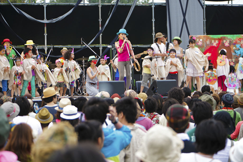 ライブペイント企画「ＩＴＡＤＡＫＩ　ＡＲＴ　ＪＡＭ」で子どもたちとステージに立ったＫｅｙｃｏさん（中央）＝２０１１年６月５日、吉田町の吉田公園　（ｃ）ＩＴＡＤＡＫＩフェースペインティングをして舞台に臨む子どもたち
