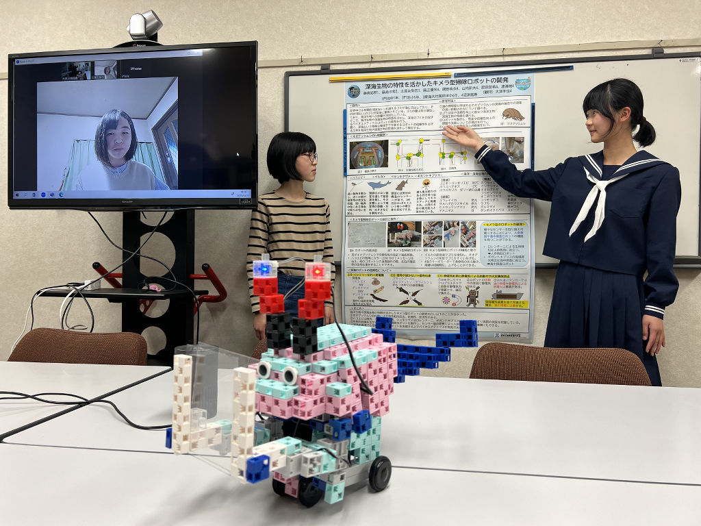 深海お掃除ロボットを開発した（右から）藤島妃那さん、汐希さん、土屋友梨花さん＝４月下旬、沼津高専