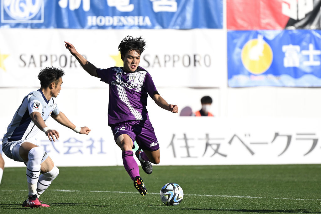 長崎戦で攻め込む藤枝・久保（右）＝藤枝総合運動公園サッカー場（写真部・小糸恵介）