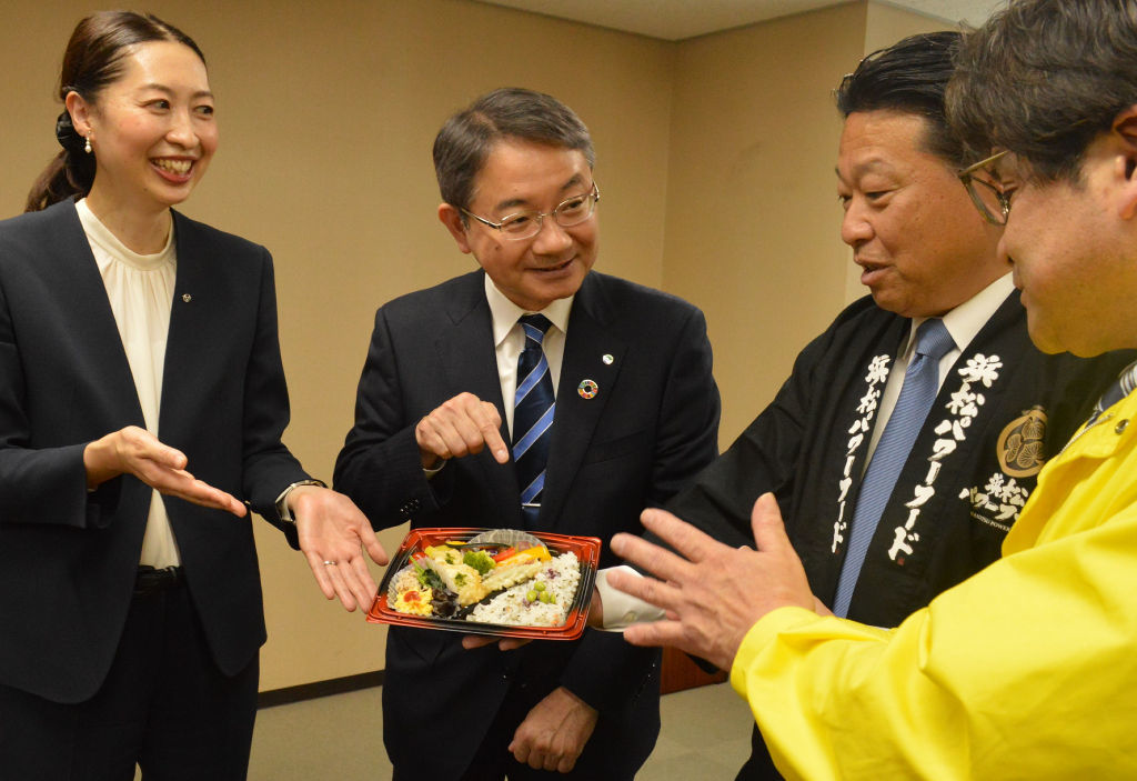 中野市長（左から２人目）に浜松パワーフード弁当「２０品目の風味豊かな栄養はなまる弁当　夏の陣」を紹介する関係者ら＝浜松市役所