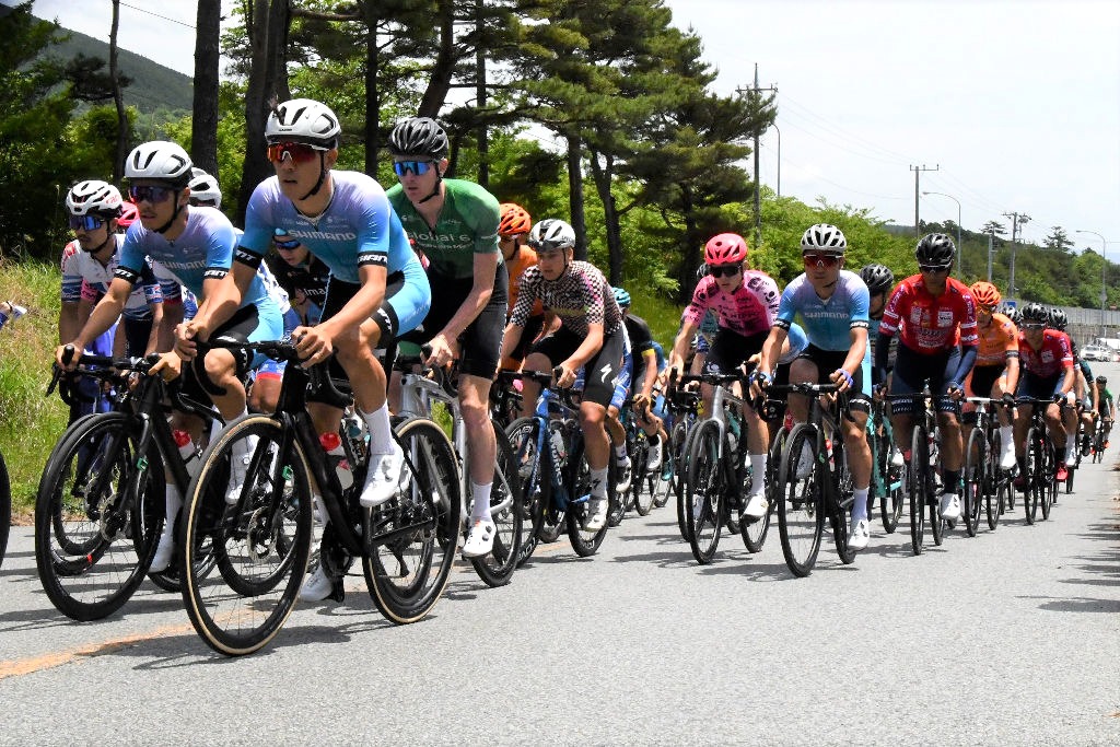 過酷な上り坂のコースに挑む選手たち＝小山町須走