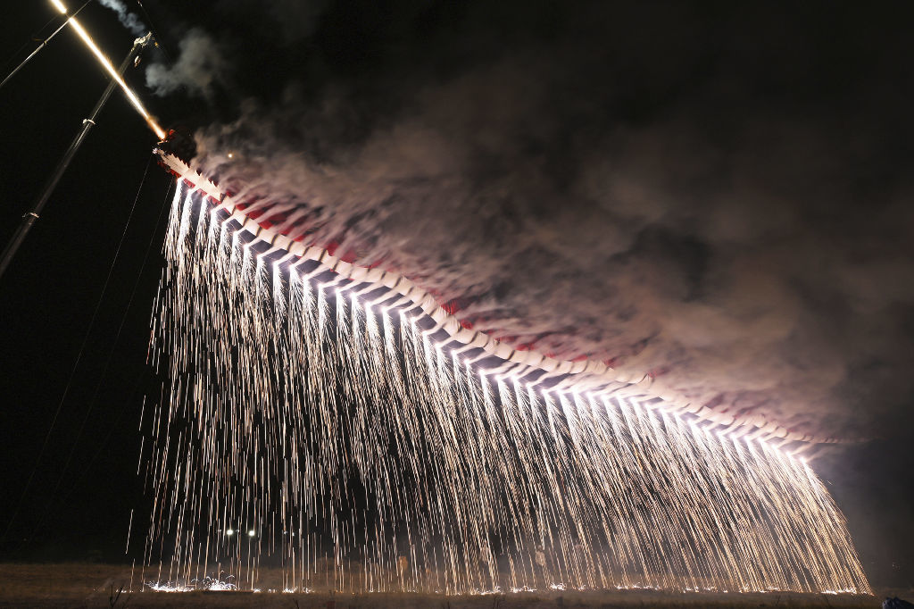 飛竜から繰り出される花火＝２７日午後８時５０分ごろ、浜松市浜北区の天竜川中瀬緑地