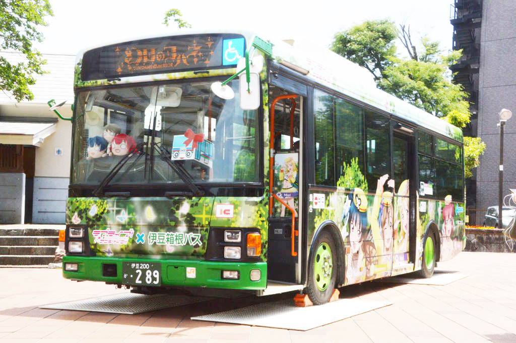 行き先表示に新作「幻日のヨハネ」のロゴを掲げた伊豆箱根バスのラッピングバス＝沼津市の中央公園