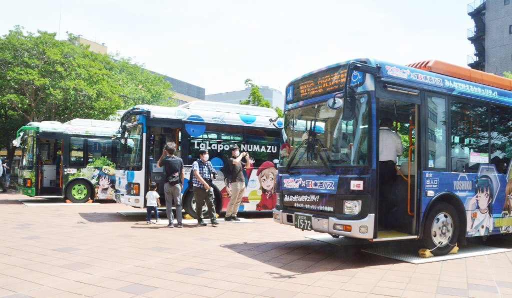 路線バス３社が運行する「ラブライブ！サンシャイン‼」のラッピングバスが一堂に会した特別展示会