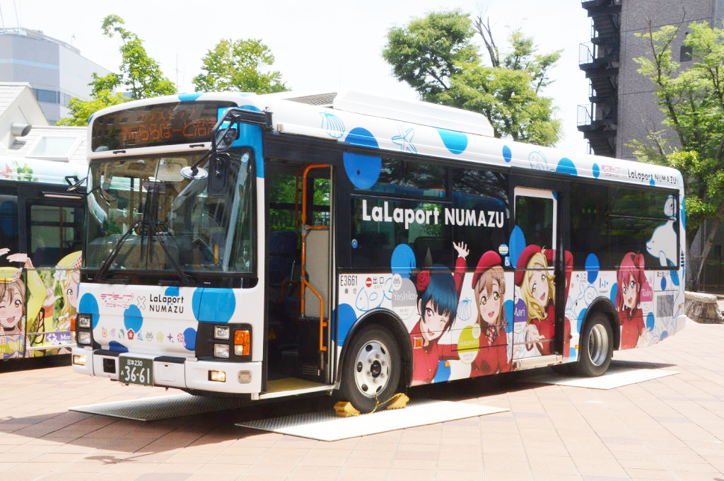 「ラブライブ！サンシャイン‼」と、ららぽーと沼津がコラボレーションした富士急シティバスのラッピングバス