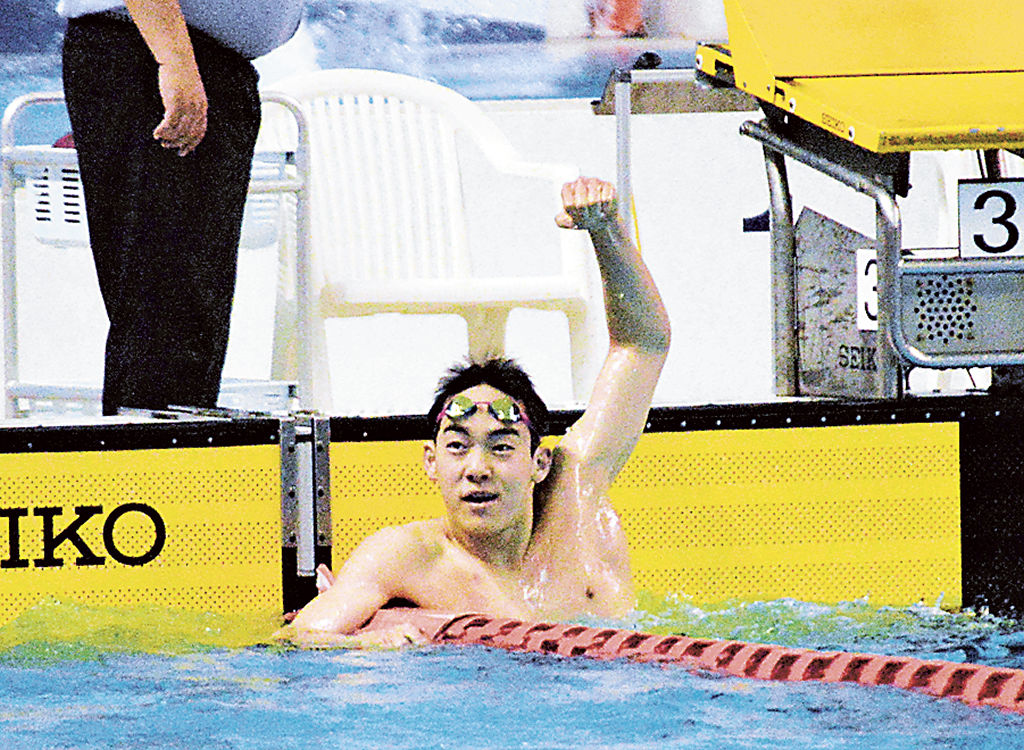男子１００メートル背泳ぎ　自己新の５６秒７３で優勝した奥大輝（飛龍）＝浜松市総合水泳場