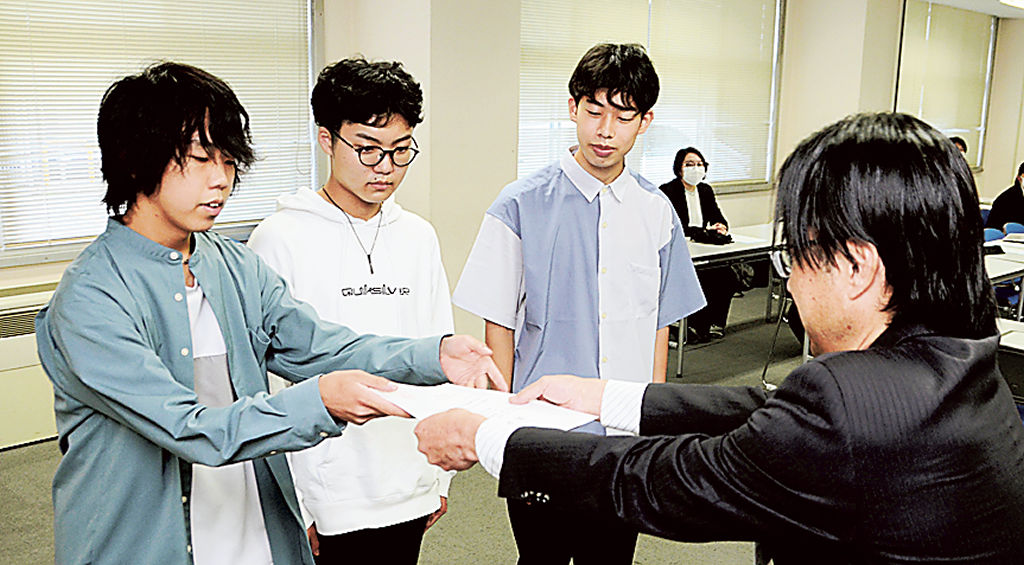 新谷部長（手前右）から認定証を受け取る高校生＝浜松市役所