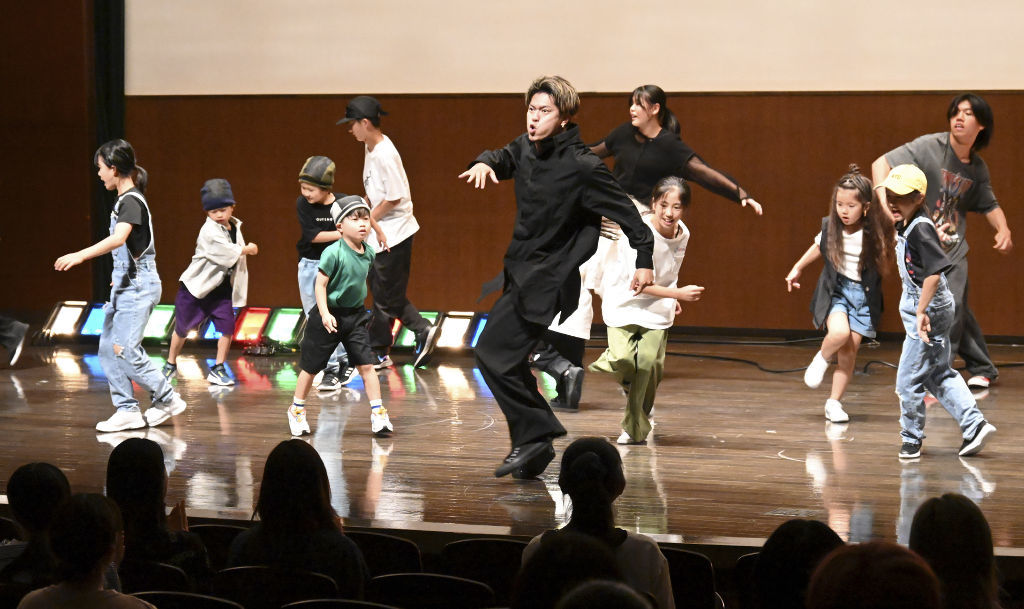 講演会で学生にダンスを披露するＹＵ―ＹＡさん（中央）＝浜松市中区の静岡文化芸術大