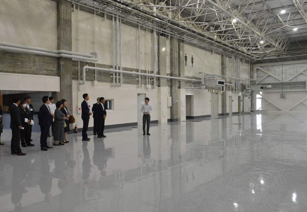 ３千人収容可能な第１展示場。壁や床を張り替えるなどした＝浜松市東区の市総合産業展示館本館