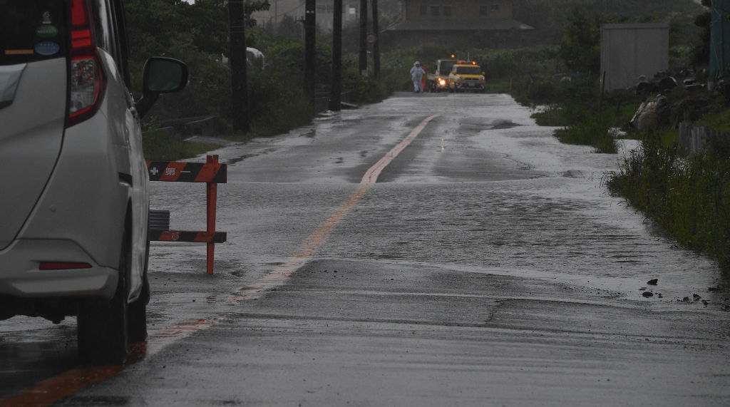 道路の一部が冠水した＝２日午後０時５０分ごろ、沼津市鳥谷