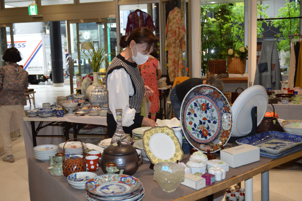 食器や古布などをそろえた「ちょっと古いもの展」＝浜松市中区千歳町のエニィ