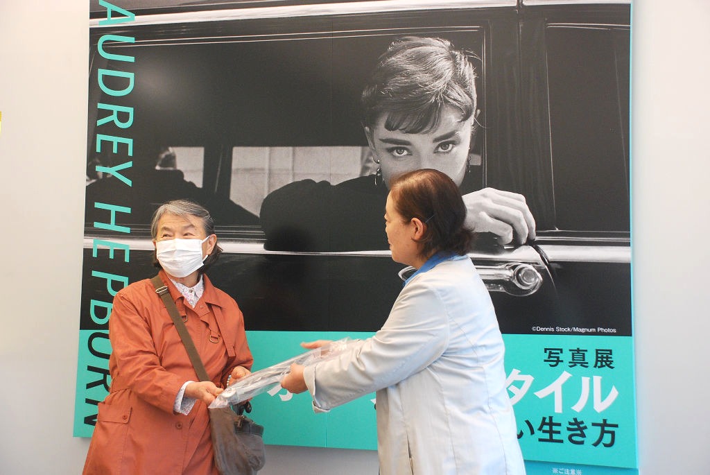 記念品を受け取る大塲さん（左）＝三島市の佐野美術館