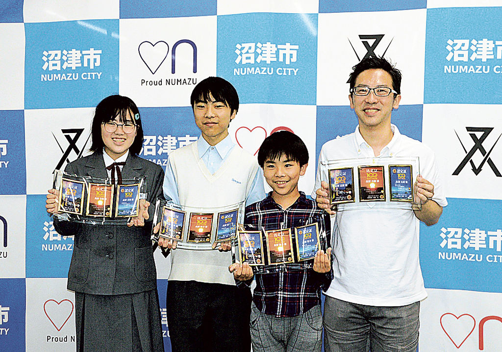 記念の盾を手にする（左から）高野美和さん、慎平さん、敬介君、真樹さん親子＝沼津市役所