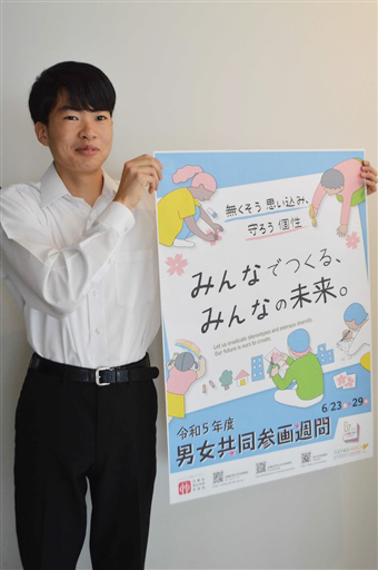 最優秀作品のキャッチフレーズが書かれたポスターを持つ戸塚俊作さん＝菊川市役所