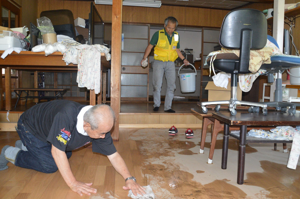 床上浸水した住宅で清掃を手伝うボランティア＝浜松市浜北区新原