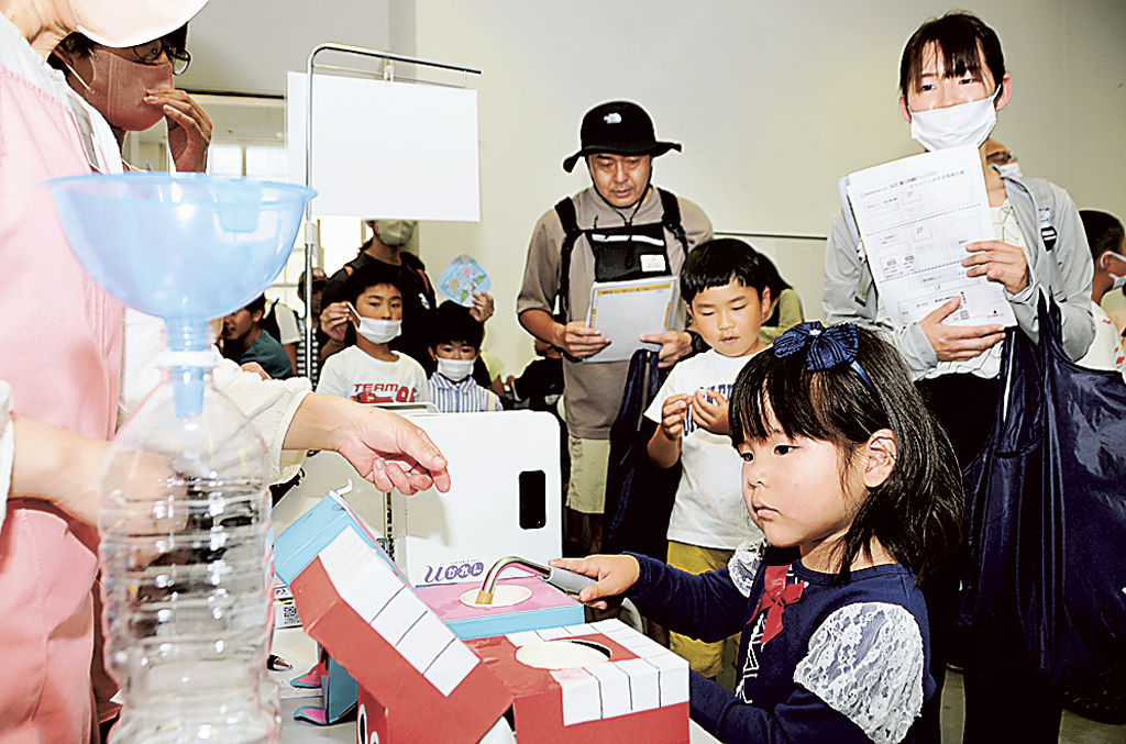 歯科医院で使われる器具を体験する子ども＝浜松市中区のクリエート浜松