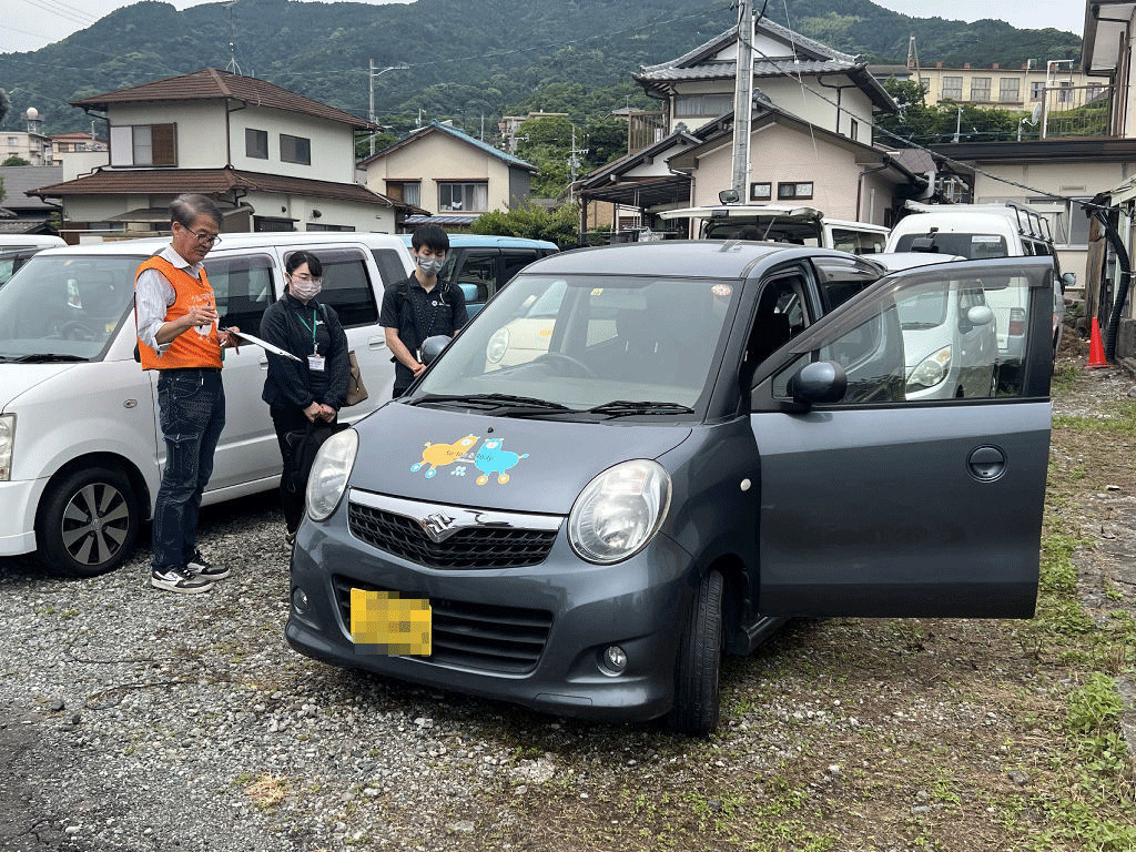 貸し出し車両の説明を受ける利用者ら＝５日午前、富士市内（画像の一部を加工しています）