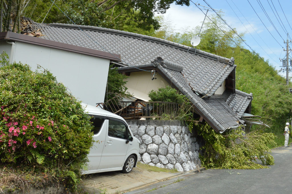 土砂災害で住宅が倒壊し、男性１人が負傷した現場＝浜松市西区協和町