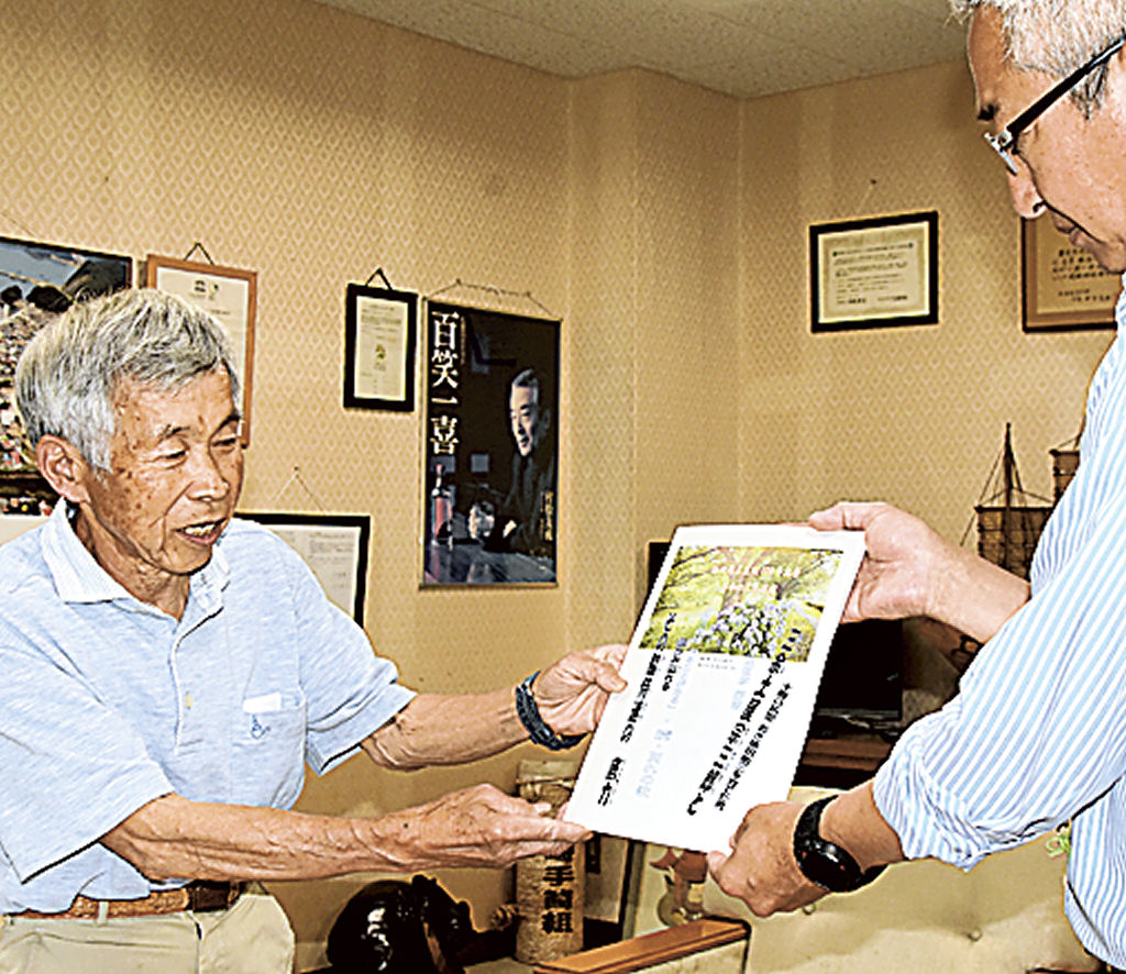 土屋三余に関する書籍を深沢町長に手渡す土屋さん（左）＝松崎町役場