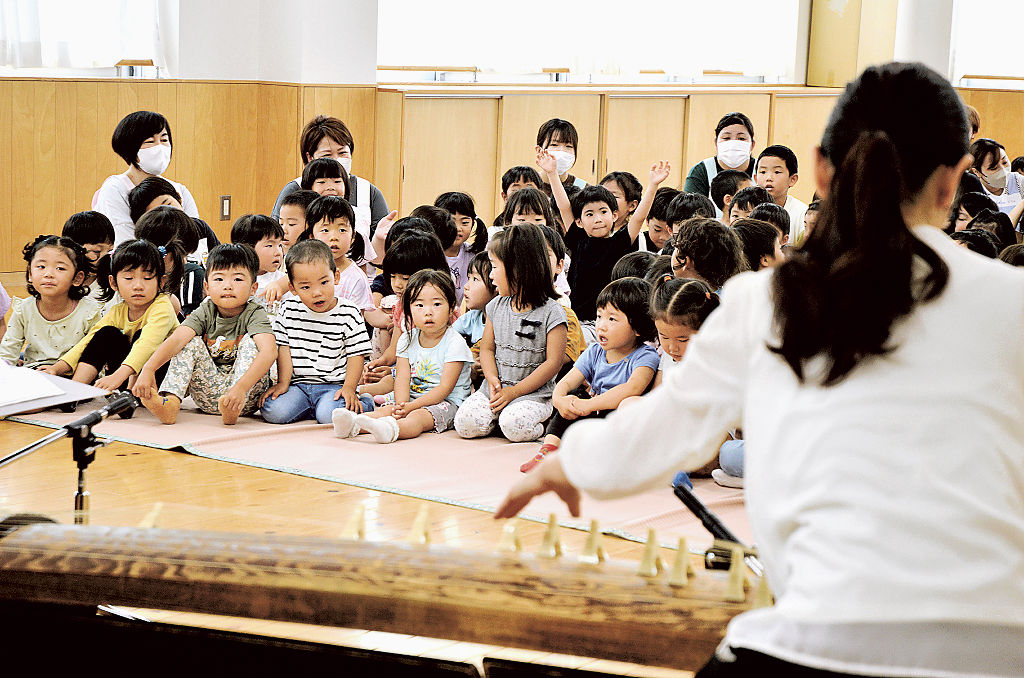 箏の演奏を聴く園児ら＝静岡市駿河区のあけぼの保育園