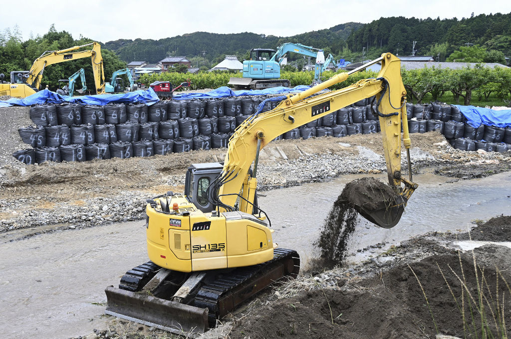 応急復旧工事が急ピッチで進められている敷地川の堤防＝８日午後、磐田市