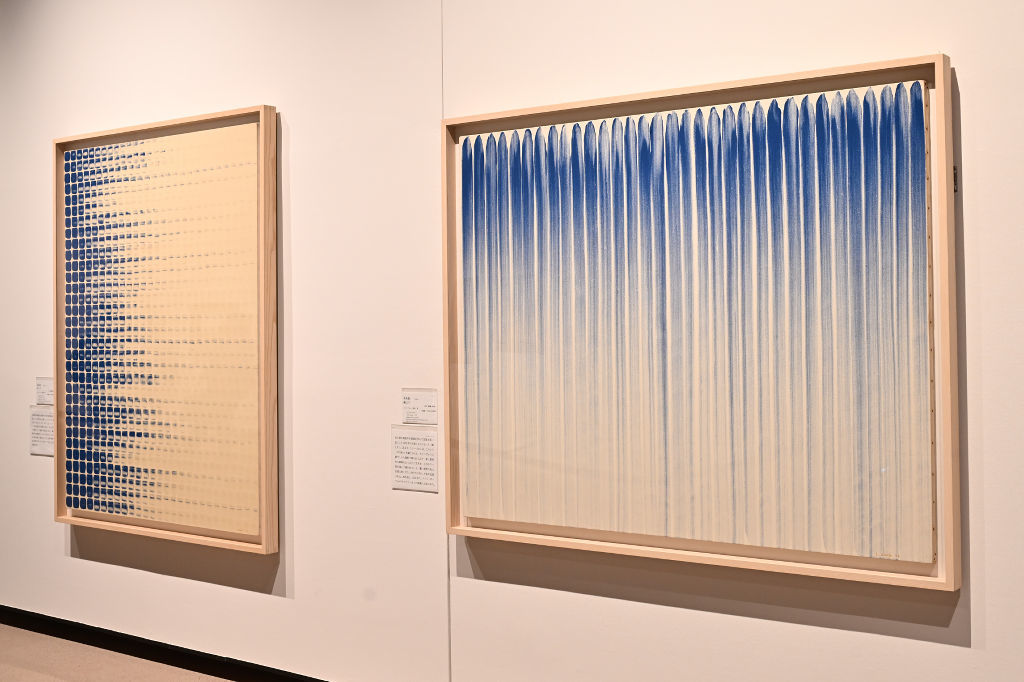 李禹煥さんの代表的シリーズから「線より」（右、１９７５年）。群青色の岩絵の具を含ませた筆の運びを反復。左は「点より」（７６年）